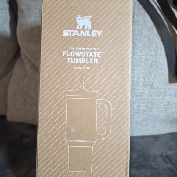 STANLEY x Hello Kitty FlowState Quencher H2.0 Tumbler 40 oz Purple - Picture 5 of 8